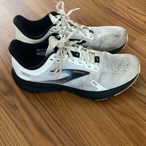 Brooks womens size 9
